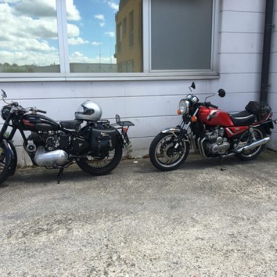 Auf Ausfahrt ! Links eine Royal Enfield