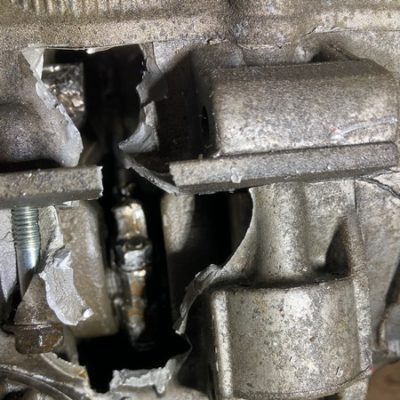 Freie Sicht in den Motor durch abgerissenen Pleul.