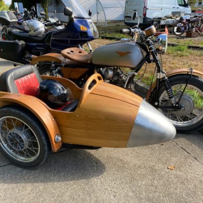 Holzseitenwagen und viel Holz am Toeff